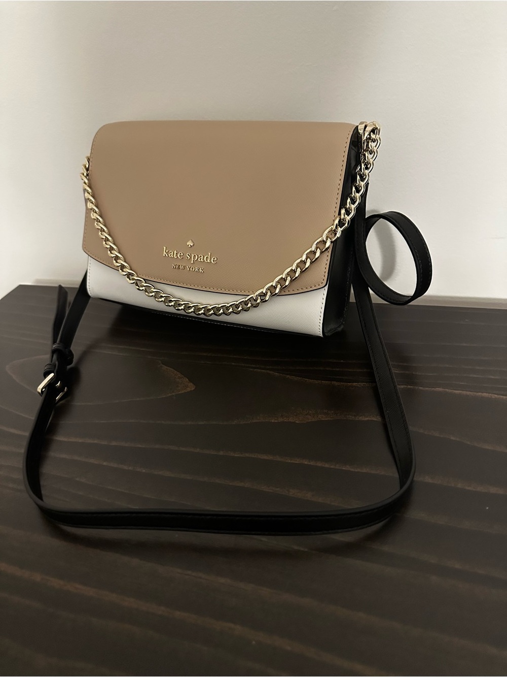 New with Tag! Kate Spade Carson Saffiano Lea Crossbody in Taupe, White & Black - Picture 6 of 13